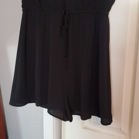 Short ruffle accent V neck romper - Picture 3 of 4